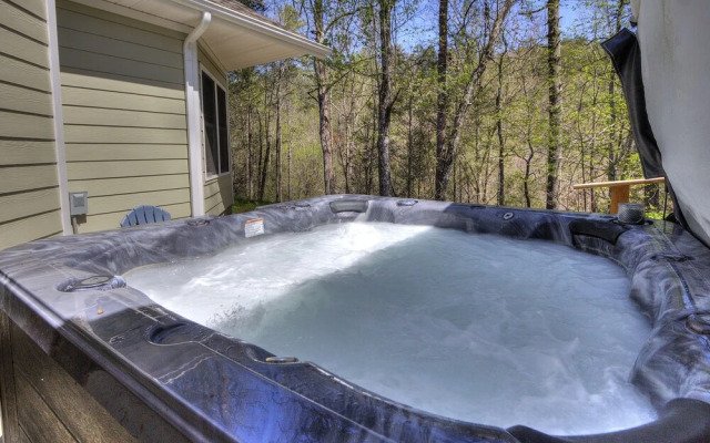 Running Bear #3375 3 Bedroom Cabin