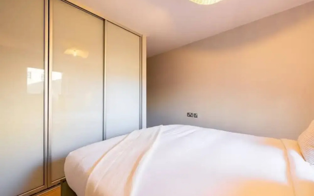 The Crystal Quarters - Modern & Bright 2BDR Apartment
