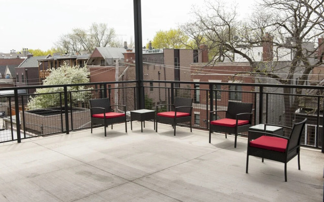 Vibrant Lincoln Park Suites by Sonder