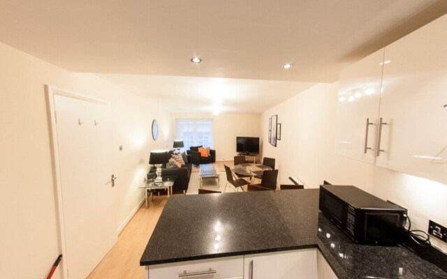 Bright, Classy 2BR Riverside Flat for 4