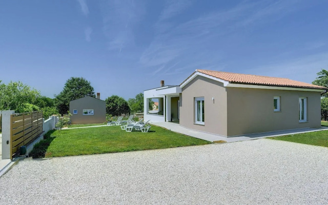 Modern Villa in Pula With Garden