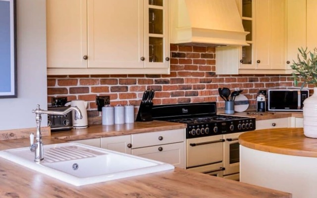 Luxurious 4 Bedroom Vineyard Villa Stanlake Park