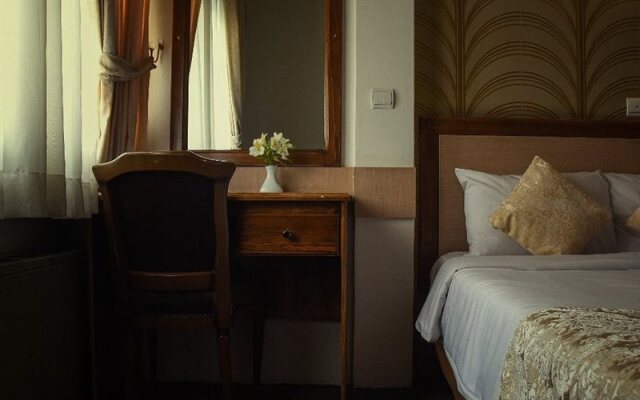Aryo Barzan Hotel