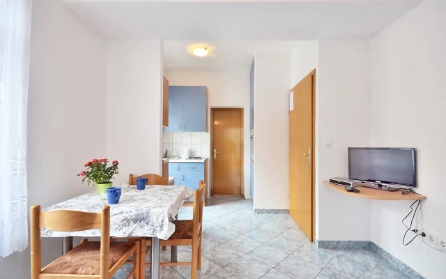 Apartment Toma - 200 m from beach: A1 Omis, Riviera Omis