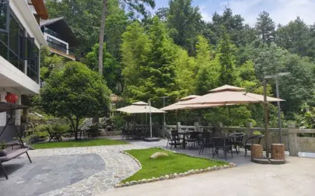Mingjing Mountain House on the halfway of Hengshan Mountain