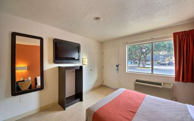 Motel 6 San Marcos, TX