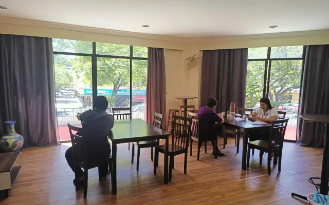 Step In Lodge - Hostel