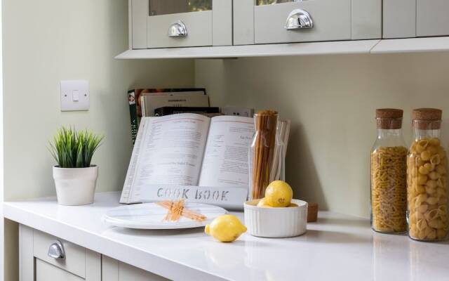 5BR Family Home in Leafy SW London