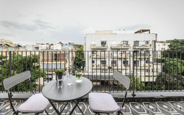 Stylish 2BR Apartment with Balcony and Urban View