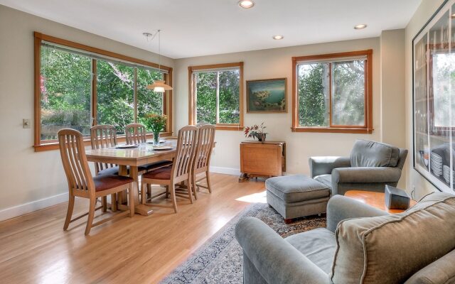 Lovely Laurelhurst - Music Room & Sunny Yard 3 Bedroom Home