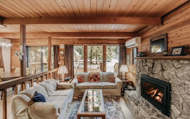 35sl - Air Conditioning - Pets Ok - Fireplace - Sleeps 6 3 Bedroom Home by RedAwning