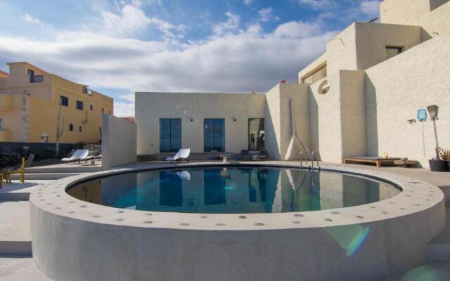 Exclusive Design Villa : 1080 m2, oceanfront, 2 swimming pools.