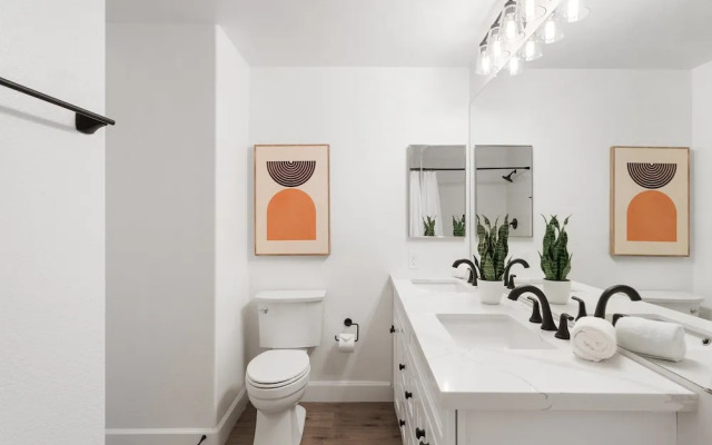 Solace - Community Pool & Gym -walk to Restaurants