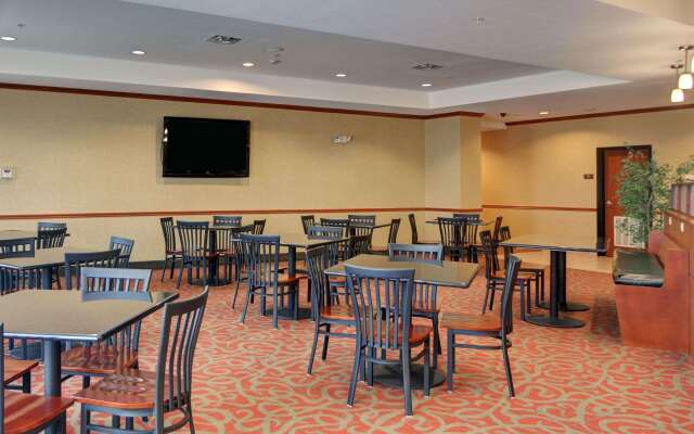 Quality Suites Near Cedar Creek Lake