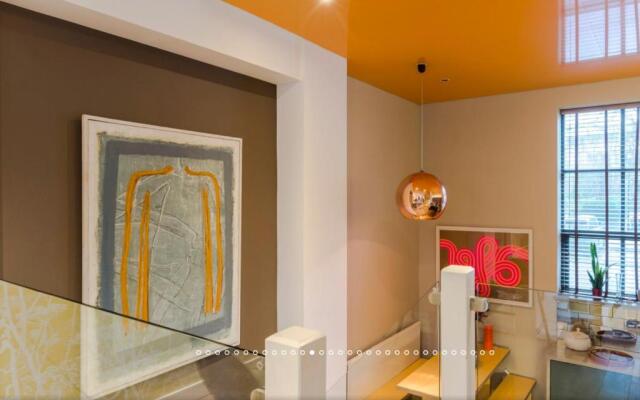 Neon Melody - Playful 2 bedroom by London Bridge