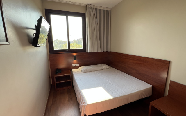 Отель B&B Tarragona Reus