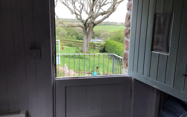 Cozy Camborne Studio Retreat With two Single Beds