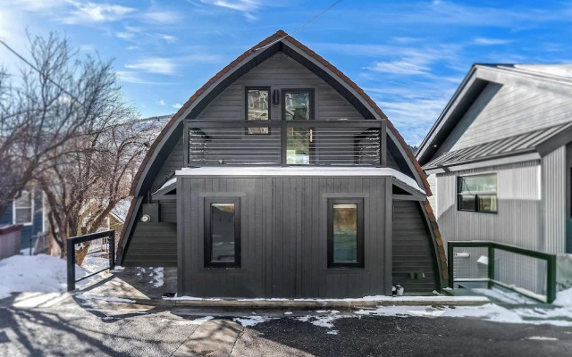 Mainstreet Masterpiece Stunning Views!