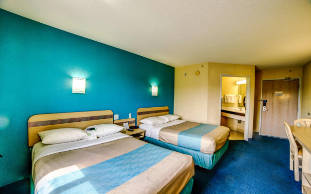 Motel 6 Huntsville, ON