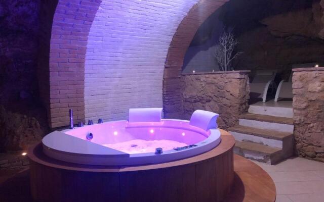 Suite in Love 21 by Zoom in Earth (Adults Only)