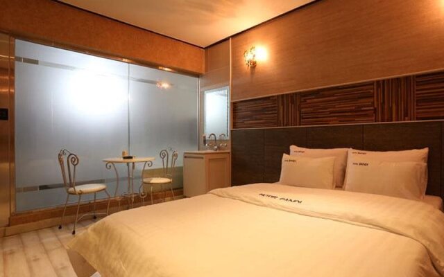 Goodstay Bandi Hotel