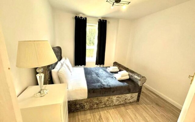 3 Bedroom Riverview Flat Canary Wharf Free Parking