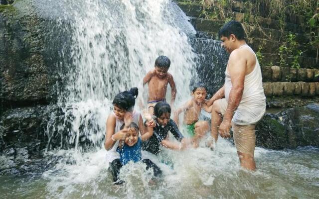 Giridarshini Homestay - Pool, Falls, Home Food & Estate