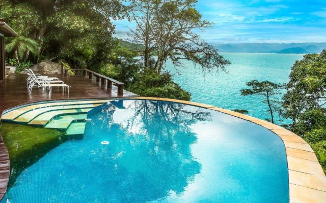 Casa de luxo com piscina e natureza em Ilhabela