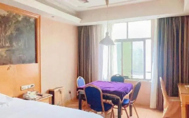 Vienna Hotel ( Guanlanhu station Shanshui Tianyuan)