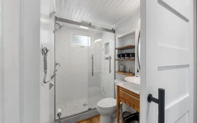 Lil Pearl 2 Bedroom Bungalow by RedAwning