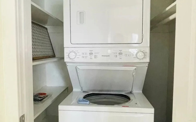 Walkable OTS Mid Century Condo-Pool