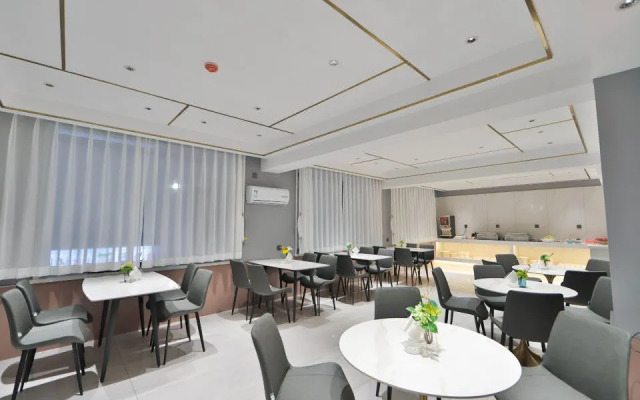 Holiday Inn Golden Hyatt (Yanji Yanbian University Department Store)