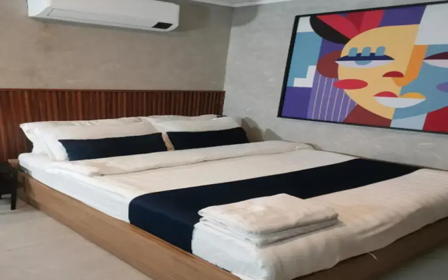 Townhouse Oak Grey Hotel Near Clark International Airport