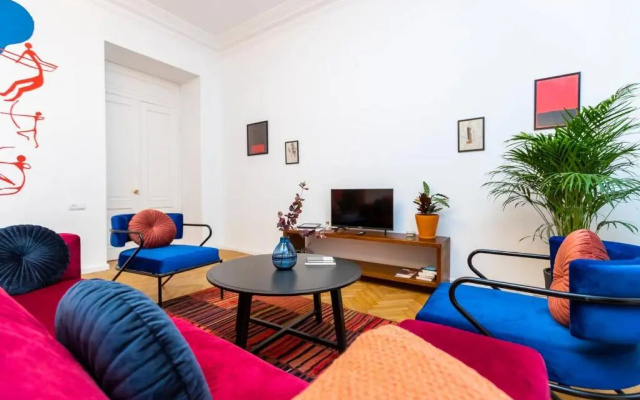 ❂Light and Luxurious 2BR Home + Balcony in the City Center❂
