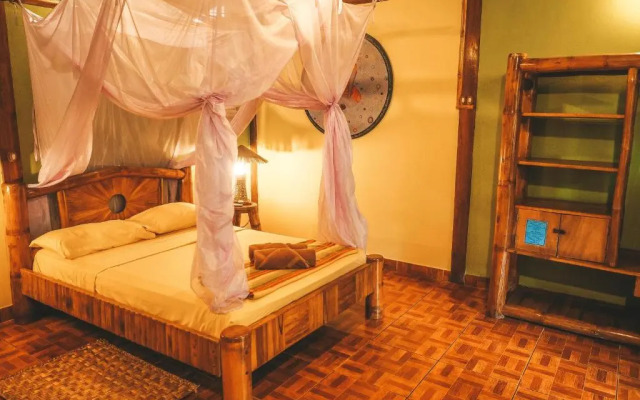 Balsa Surf Camp by Rotamundos