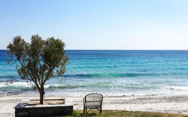 Sunny Bay, beachfront 1-bdrm apartment