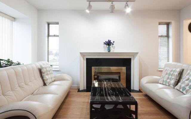Convenient to Attractions & Close To Airport