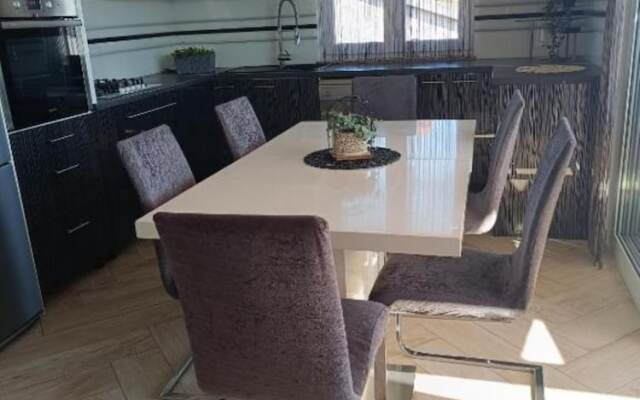 Mit - 100m to the sea - A5 b&w