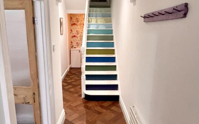Colourful 3BD Home With Garden in Southville