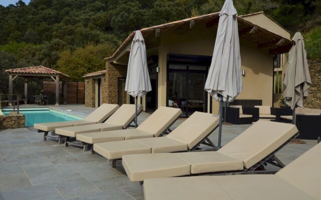 Villa piscine à débordement panorama