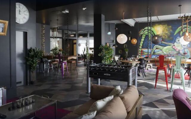 Design Hostel P182
