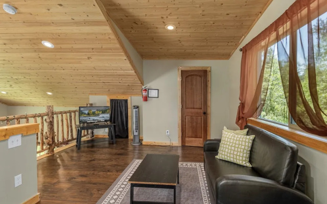 Nature Acres 1 Bedroom Home by NW Comfy Cabins