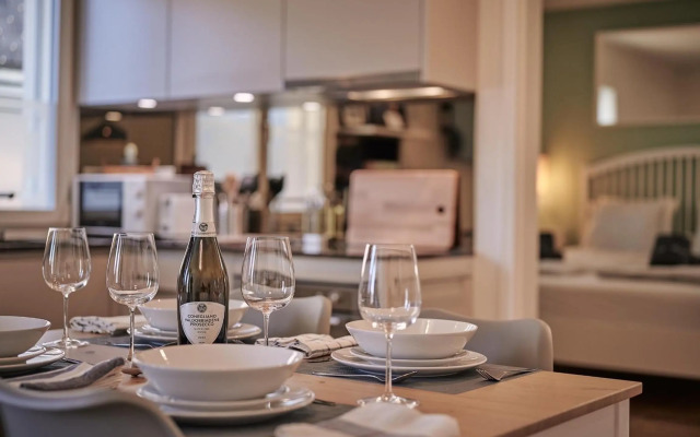 City Center Apartment with Mountain View