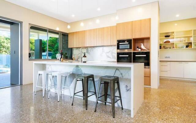 ZENLUX - 5BR Holiday Home with Pool