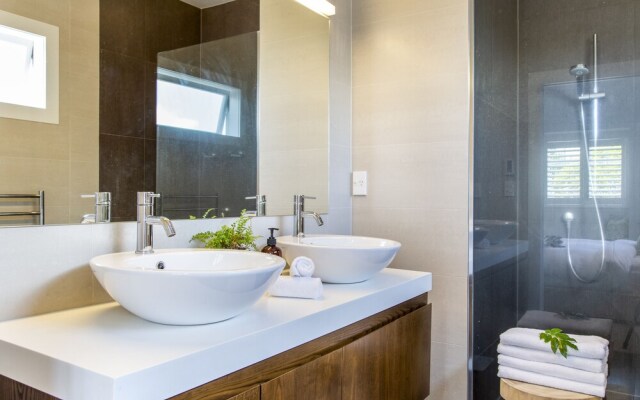 Executive State-Of-The-Art Home - Spa