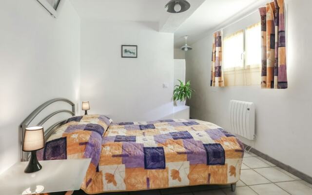 Snug Holiday Home With Terrace, Garden, Garden Furniture