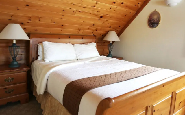 Lakefront Cottage Marina View