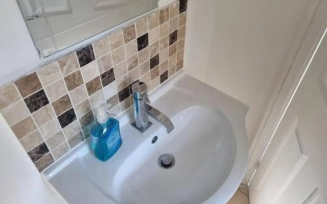Gillingham Retreat - Spacious 4 Bedroom House