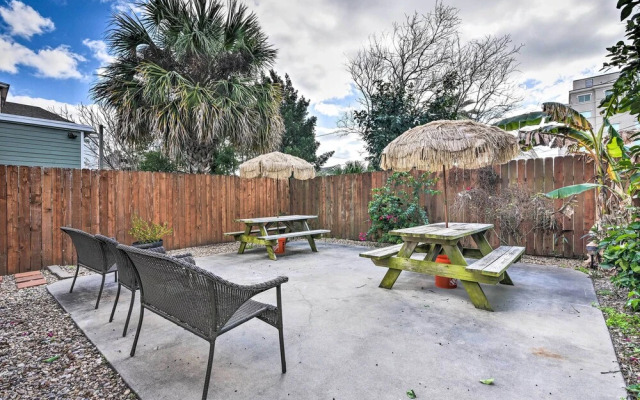 Steps to Beach: Nautical Galveston Home Near Pier!