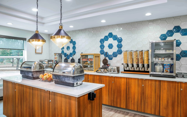 Days Inn & Suites by Wyndham Sherwood Park Edmonton